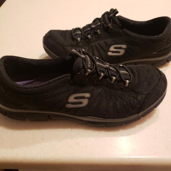 sketchers black tennis shoes